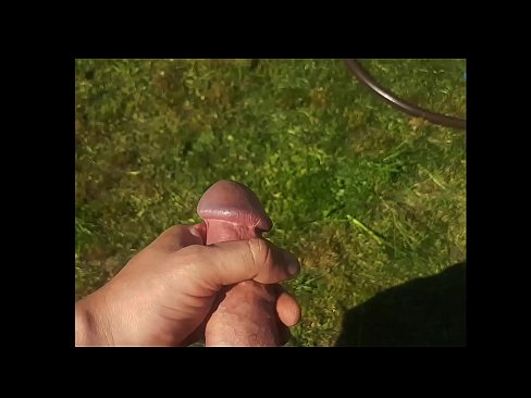❤️ Horúca kočka si nechá jebnúť ružovú kundičku a vystrieka sa so squirtom v letnej záhrade ❌ Sex video na nás ❌️
